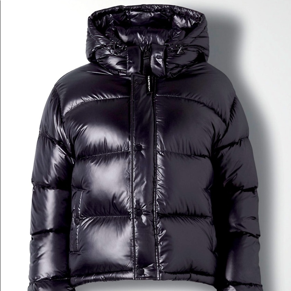 (NWT) TNA SUPER PUFF SHORTY IN HIGH GLOSS BLACK